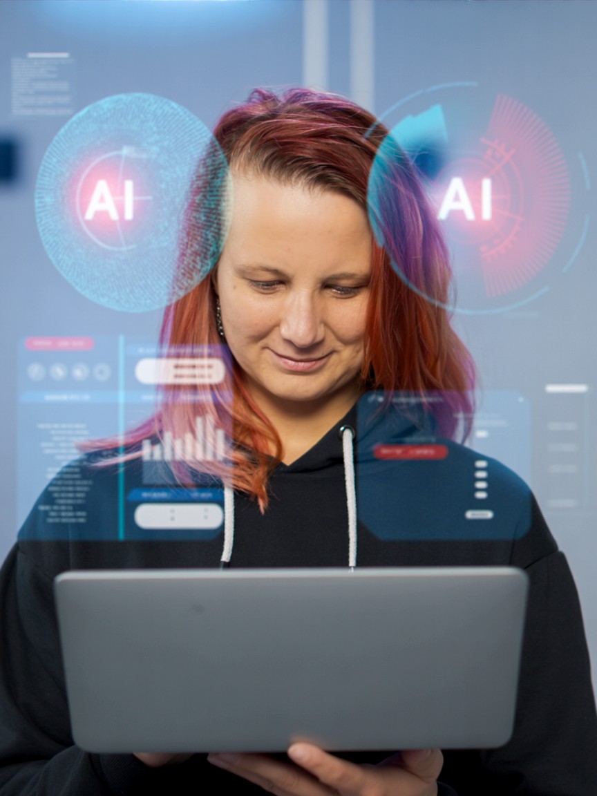 Natürliches Porträt von Danny am Laptop, KI Symbole, im warmen Licht, ruhiger Gesichtsausdruck